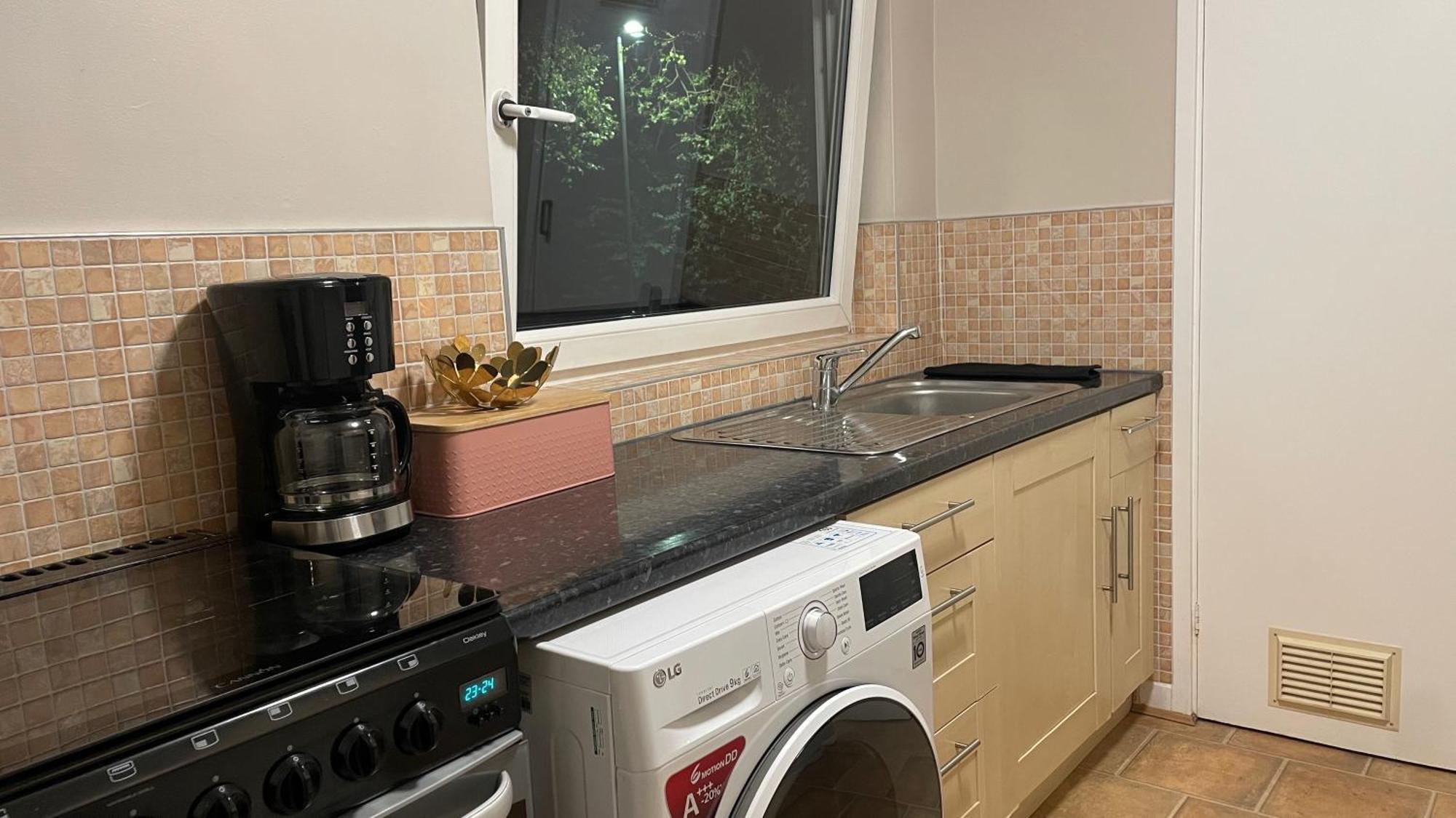 Cosy Flat For 4, Family Friendly, Private Parking, Close To Central Лондон Екстериор снимка