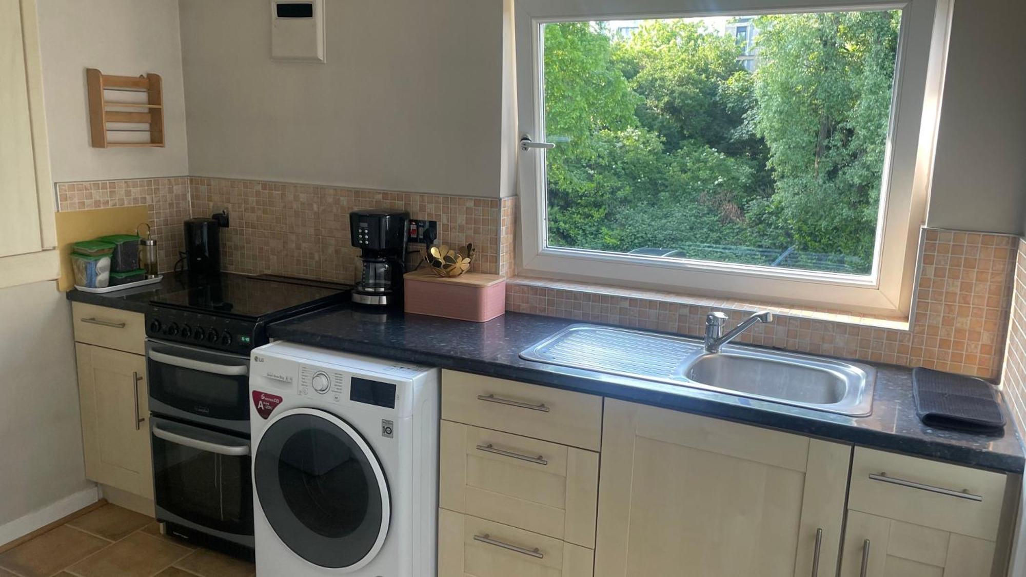 Cosy Flat For 4, Family Friendly, Private Parking, Close To Central Лондон Екстериор снимка