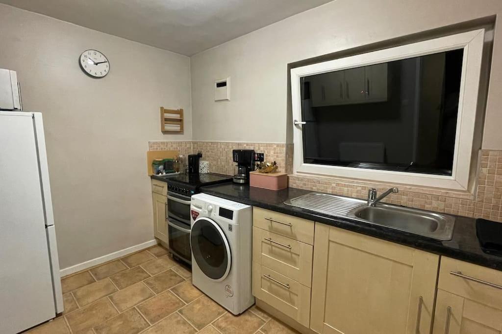 Cosy Flat For 4, Family Friendly, Private Parking, Close To Central Лондон Екстериор снимка