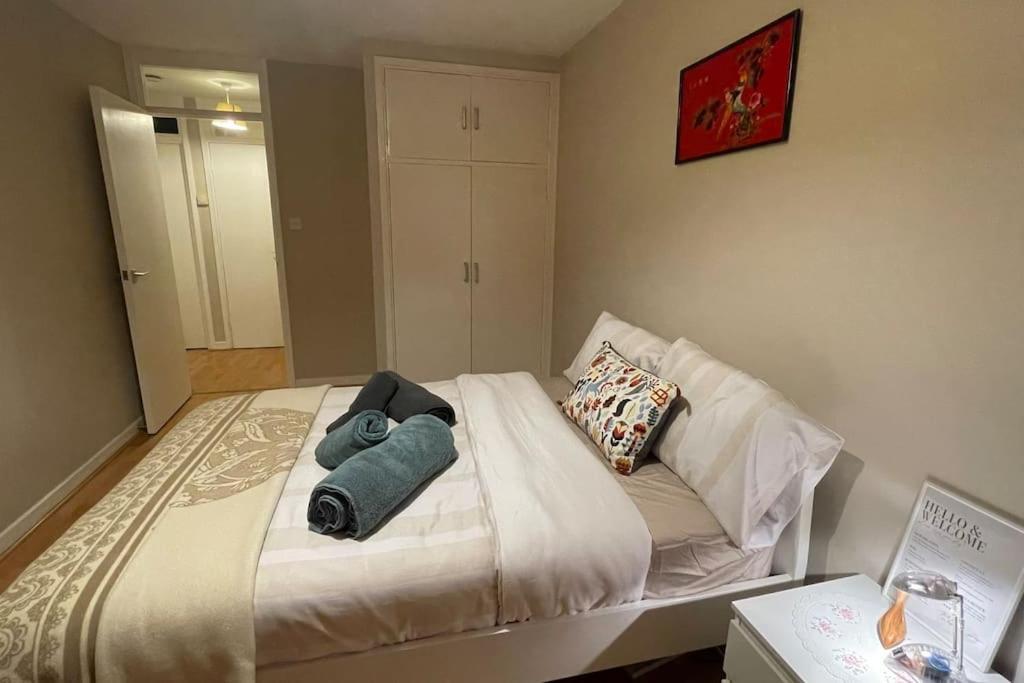 Cosy Flat For 4, Family Friendly, Private Parking, Close To Central Лондон Екстериор снимка