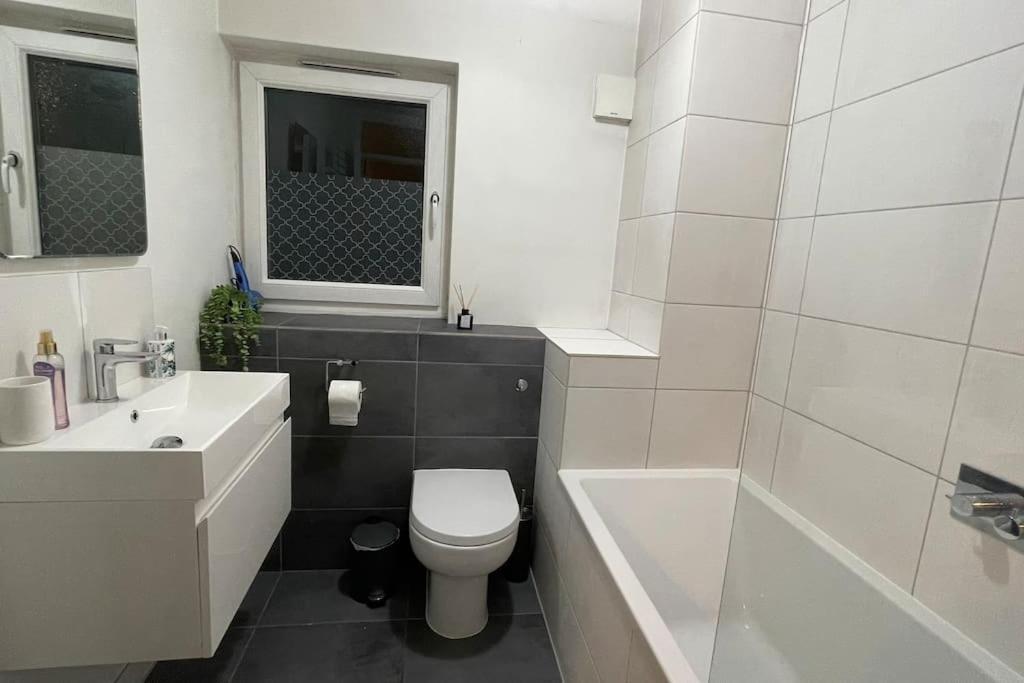 Cosy Flat For 4, Family Friendly, Private Parking, Close To Central Лондон Екстериор снимка