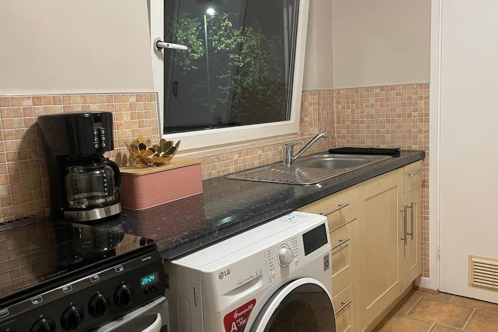 Cosy Flat For 4, Family Friendly, Private Parking, Close To Central Лондон Екстериор снимка